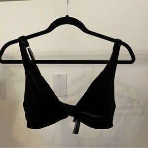 [SOLD] VICTORIA’S SECRET black velvet bralette (M)